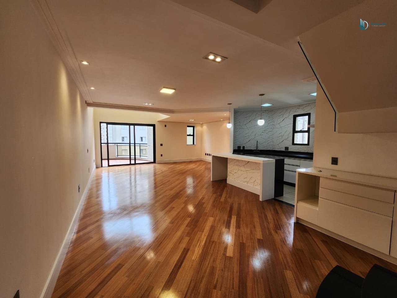 Apartamento amplo preparado para apresentação imobiliária